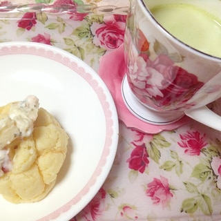 林檎サーモンチーズメロンパン＆青汁アーモンドミルク